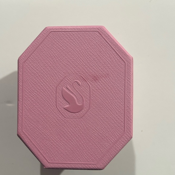 Swarvoski Lucent hoop earrings
Octagon shape, Small. New with box - Picture 7 of 10